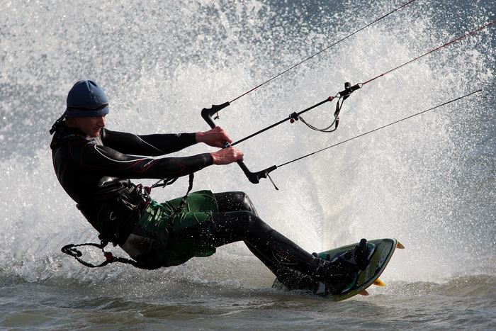 Zadar, 050411.
Nekoliko surfera iskoristilo je buru i suncan  dan za surfanje na plazi Zdrijac u Ninu.
Foto: Vladimir Ivanov / CROPIX