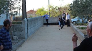 Udruga mladih Ploče i Dračevca uredila stari zog i počastila rižotom