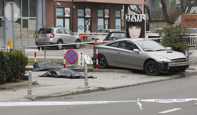 Zagreb, 041212.Svetice.Jutros iza 8:30 u ulici Svetica kod kucnog broja 36, osobnim automobil usmrtio je dvoje pjesaka. Nakon nesrece, vozac je pokusao pobjeci sa mjesta nesrece, no prolaznici su ga uspjeli zadrzati. Ocevid je u tijeku.Foto: Nenad Dugi