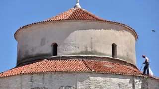 Alpinisti čiste crkvu sv. Donata od korova u redovitom održavanju pred početak turističke sezone. Foto: Dino Stanin/PIXSELL Alpinisti čiste crkvu sv. Donata od korova u redovitom održavanju pred početak turističke sezone. Foto: Dino Stanin/PIXSELL