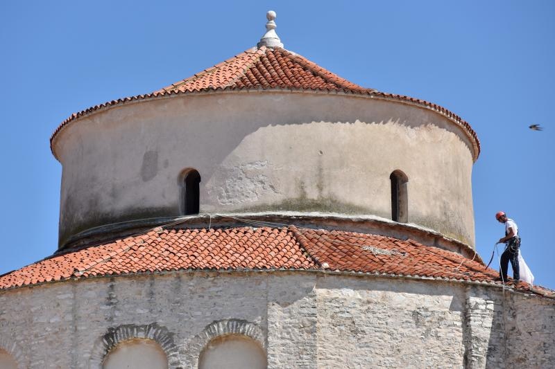 Alpinisti čiste crkvu sv. Donata od korova u redovitom održavanju pred početak turističke sezone. Foto: Dino Stanin/PIXSELL Alpinisti čiste crkvu sv. Donata od korova u redovitom održavanju pred početak turističke sezone. Foto: Dino Stanin/PIXSELL