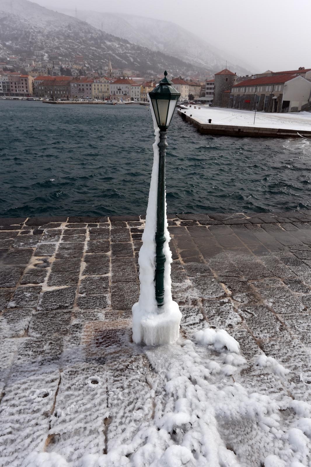 Zaleđeno more i čudesne ledene skulpture na senjskoj rivi