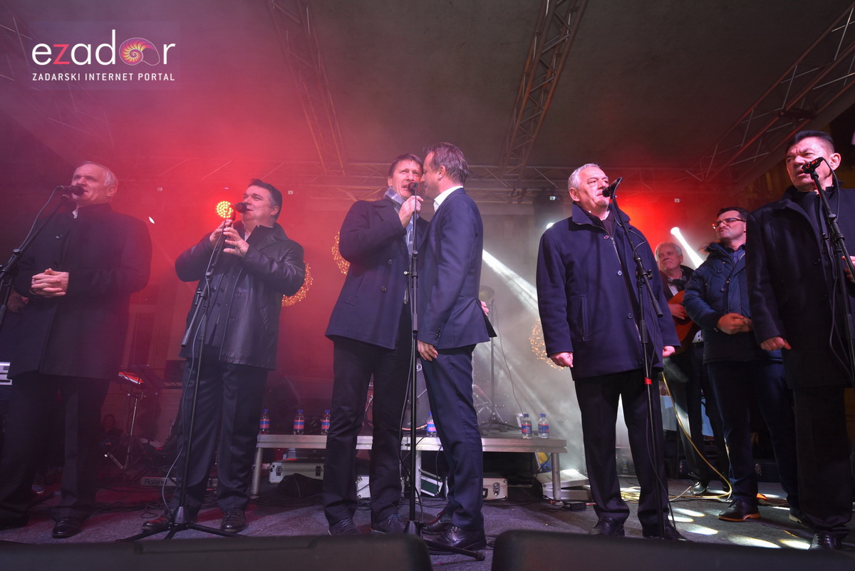 Tisuće Zadrana uživalo na krcatom Narodnom trgu i Tgu Petra Zoranića uz Tomislava Bralića i klapu Intrade Tisuće Zadrana uživalo na krcatom Narodnom trgu i Tgu Petra Zoranića uz Tomislava Bralića i klapu Intrade