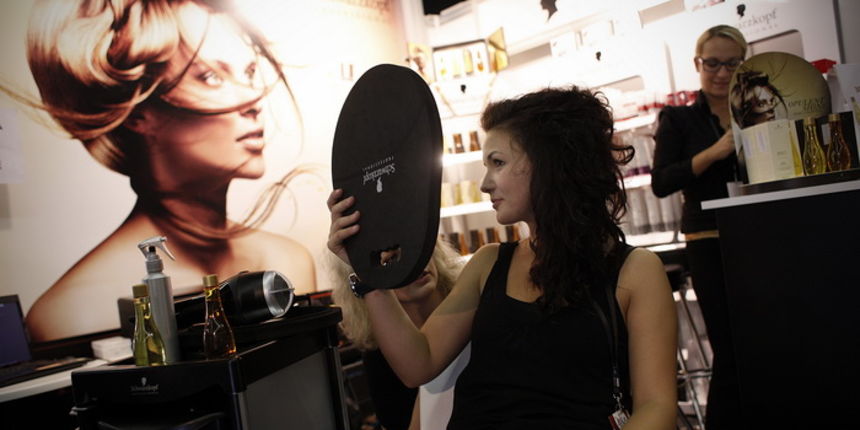 Zagreb, 300911.
Na Zagrebackom velesajmu poceli su Dani Vjencanja koji ce trajati do 2. listopada.
Na slici: uredjivanje kose.
Foto: Dragan Matic / Cropix Zagreb, 300911.
Na Zagrebackom velesajmu poceli su Dani Vjencanja koji ce trajati do 2. listopada.
Na slici: uredjivanje kose.
Foto: Dragan Matic / Cropix