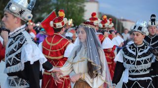 HGD Sv. Cecilija izvelo korčulanski viteški ples “Moreška” na Pozdravu suncu