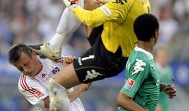 Olić i Wiese (AP Photo)