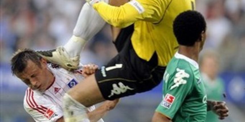 Olić i Wiese (AP Photo)