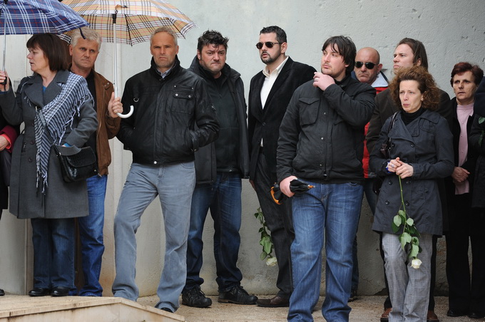 Zadar, 300313.
Sprovod djevojcice Nore Situm koja je prosli tjedan preminula u bolnici u Philadelphiji nakon duge i teske bolesti, odrzao se danas na gradskom groblju u Zadru. Na sprovodu je bilo nekoliko stotina ljudi, obitelji i prijatelja.
Na fotografi Zadar, 300313.
Sprovod djevojcice Nore Situm koja je prosli tjedan preminula u bolnici u Philadelphiji nakon duge i teske bolesti, odrzao se danas na gradskom groblju u Zadru. Na sprovodu je bilo nekoliko stotina ljudi, obitelji i prijatelja.
Na fotografi