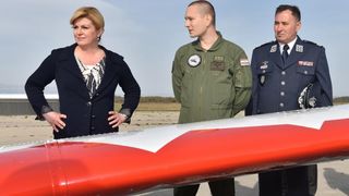 Predsjednica Kolinda Grabar-Kitarović posjetila 93. zrakoplovnu bazu Zemunik. Foto: Dino Stanin/PIXSELL
