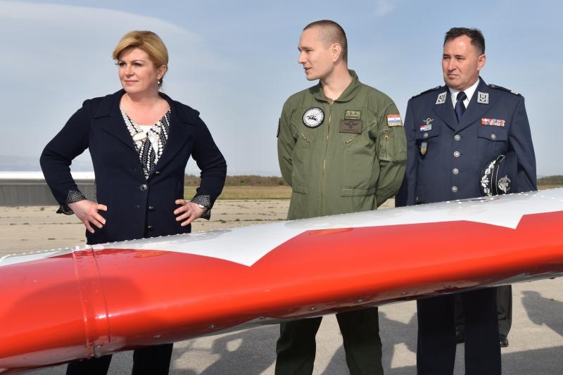 Predsjednica Kolinda Grabar-Kitarović posjetila 93. zrakoplovnu bazu Zemunik. Foto: Dino Stanin/PIXSELL