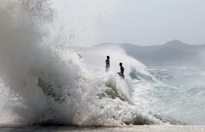 Zadar, 260812
Olujno nevrijeme sa jakim zapadnim vjetrom zahvatilo je u ranim popodnevnim satima zadarsko podrucje na radost brojnih turista i Zadrana koji su uzivali u prekrasnim prizorima, ali isto tako i na nesrecu mnogih nauticara kojima je ovakva olu