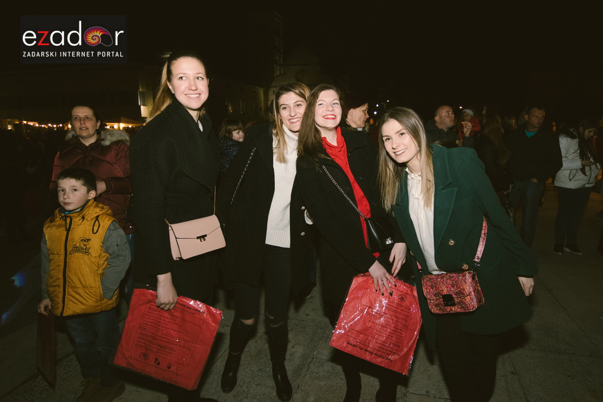 Humanitarni svjetlosni spektakl “Zaželi ljubav 2018.” @ Forum