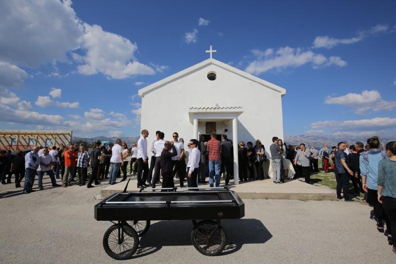 Mirko Miočić ispraćen na posljednji počinak na mjesnom groblju u Rtini Mirko Miočić ispraćen na posljednji počinak na mjesnom groblju u Rtini