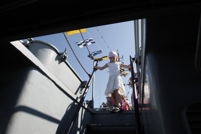 Zadar, 050810.
Brod Hrvatske ratne mornarice Andrija Mohorovcic na vezu u zadarskoj luci otvoren je za gradjane koji ga mogu razgledati, od 8 do 12 sati.
Foto: Jure Miskovic / CROPIX