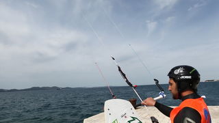 Zadar, 040410.
Na zadarskoj rivi u organizaciji kluba kluba Spinaker odrzala se prva medjunarodna kitesurfing regata, uz sudjelovanje natjecatelja iz Hrvatske, Ceske, Austrije i Slovenije. 
Na fotografiji natjecanje u zadarskom kanalu.
Foto: Vladimir Ivan