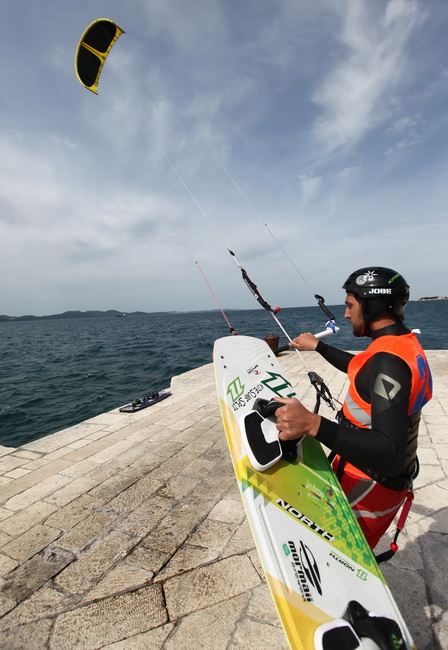 Zadar, 040410.
Na zadarskoj rivi u organizaciji kluba kluba Spinaker odrzala se prva medjunarodna kitesurfing regata, uz sudjelovanje natjecatelja iz Hrvatske, Ceske, Austrije i Slovenije. 
Na fotografiji natjecanje u zadarskom kanalu.
Foto: Vladimir Ivan