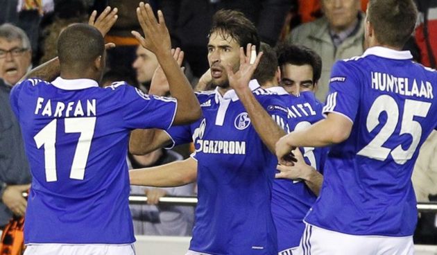 Schalke 04’s Raul Gonzalez (C) celebrates with team-mate Jefferson Farfan (L) next to Klaas-Jan Huntelaar (R) // Reuters
