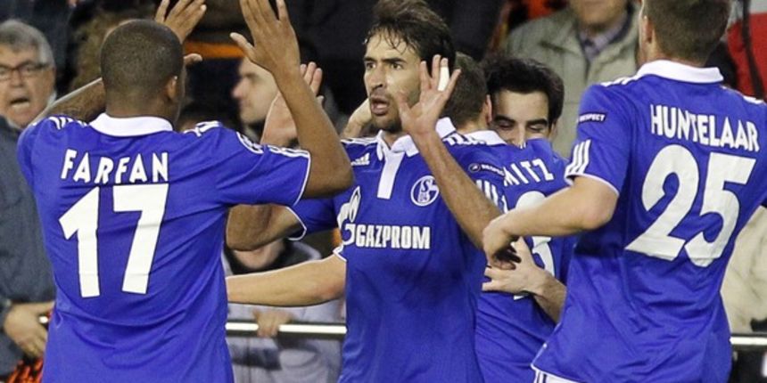 Schalke 04’s Raul Gonzalez (C) celebrates with team-mate Jefferson Farfan (L) next to Klaas-Jan Huntelaar (R) // Reuters