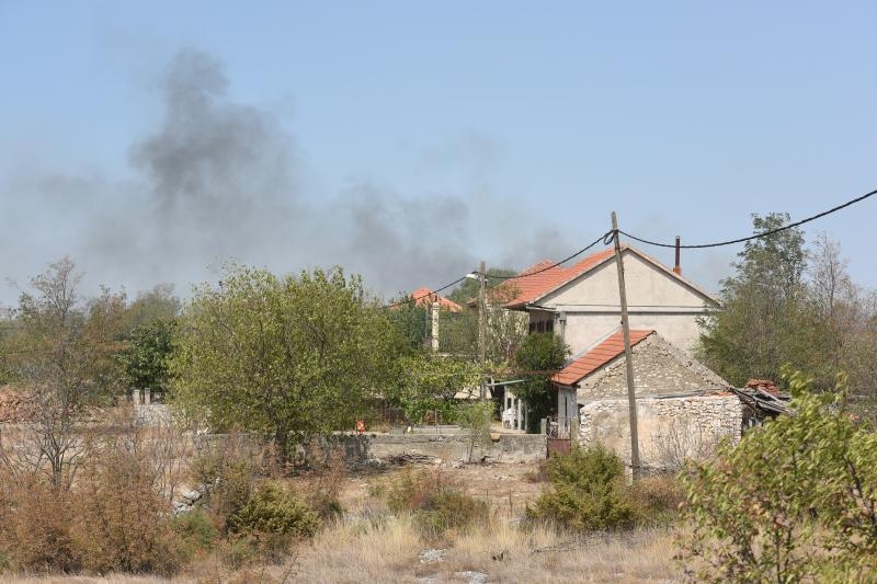 Pristeg: Veliki požar nošen burom približava se kućama, čuju se i detonacije mina