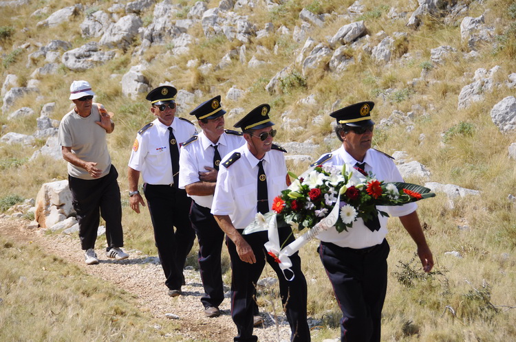 Kornat, 300811.
Obiljezavanje 4. obljetnice kornatske tragedije, u kojoj je, gaseci pozar na Kornatu 30. kolovoza 2007. godine, smrtno stradalo 12 vatrogasaca. Obitelji poginulih vatrogasaca, njihovi prijatelji te visoko izaslanstvo na otoku Kornat, u uv Kornat, 300811.
Obiljezavanje 4. obljetnice kornatske tragedije, u kojoj je, gaseci pozar na Kornatu 30. kolovoza 2007. godine, smrtno stradalo 12 vatrogasaca. Obitelji poginulih vatrogasaca, njihovi prijatelji te visoko izaslanstvo na otoku Kornat, u uv