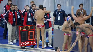 Zagreb, 090910.
Bazen Mladosti na Savi.
29. Europsko prvenstvo u vaterpolu,
Polufinalna utakmica Hrvatska -Srbija.
Na slici: u akciji.
Foto: Goran Mehkek / CROPIX