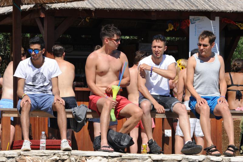 Tisno – Drugog dana Garden festivala posjetitelji uzivali u zabavi na plazi. Photo: Hrvoje Jelavic/PIXSELL