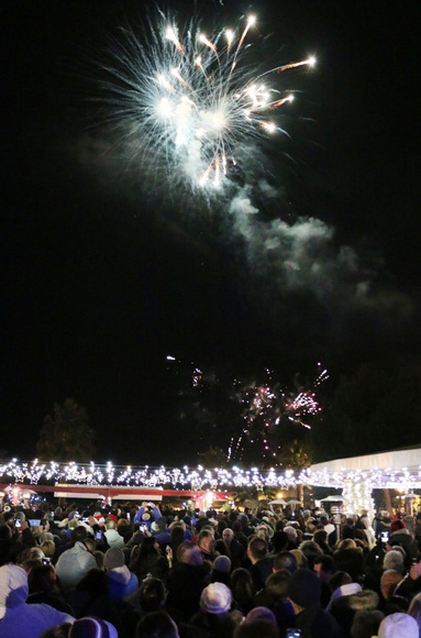 Virani 2016. godinu dočekali uz Lidiju Bačić, Leteći odred i spektakularan vatromet Virani 2016. godinu dočekali uz Lidiju Bačić, Leteći odred i spektakularan vatromet