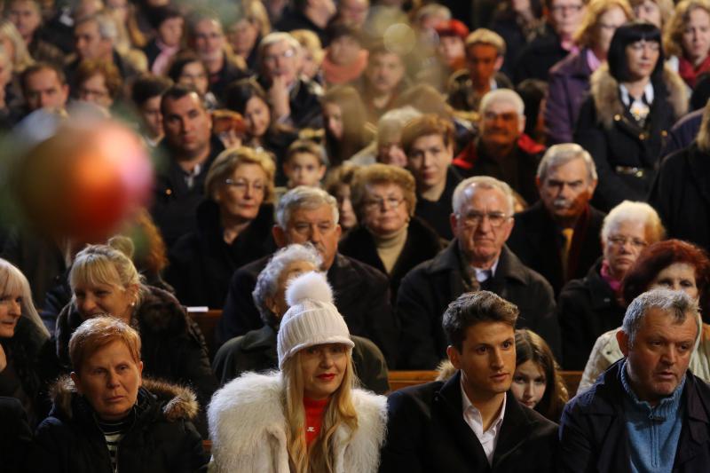 25.12.2013., Zadar – Svecanu misu polnocku povodom rodjenja Isusa Krista u katedrali svete Stosije predvodio je nadbiskup Zelimir Puljic. Photo: Filip Brala/PIXSELL 25.12.2013., Zadar – Svecanu misu polnocku povodom rodjenja Isusa Krista u katedrali svete Stosije predvodio je nadbiskup Zelimir Puljic. Photo: Filip Brala/PIXSELL