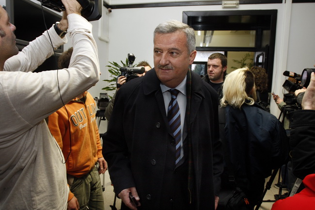 Zagreb, 040110.
Sjediste HDZ-a.
U sjedistu HDZ-a odlucuje se o sankcijama Ivi Sanaderu zbog jucerasnjeg istupanja u javnosti iza ledja premijerki i predsjednici HDZ-a Jadranki Kosor.
Mario Zubovic dolazi na sastanak.
Foto: Davor Pongracic / CROPIX