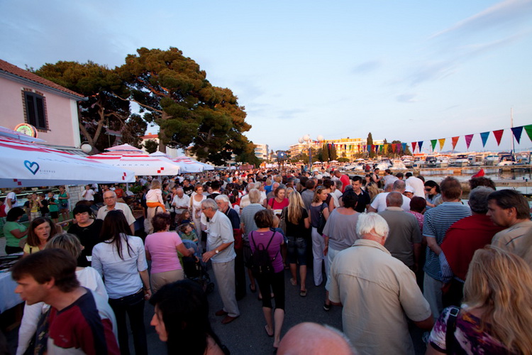 Biograd: 6. Dugi svehrvatski eno-eko-gastro-etno stol, Foto: Franjo Jurić Biograd: 6. Dugi svehrvatski eno-eko-gastro-etno stol, Foto: Franjo Jurić