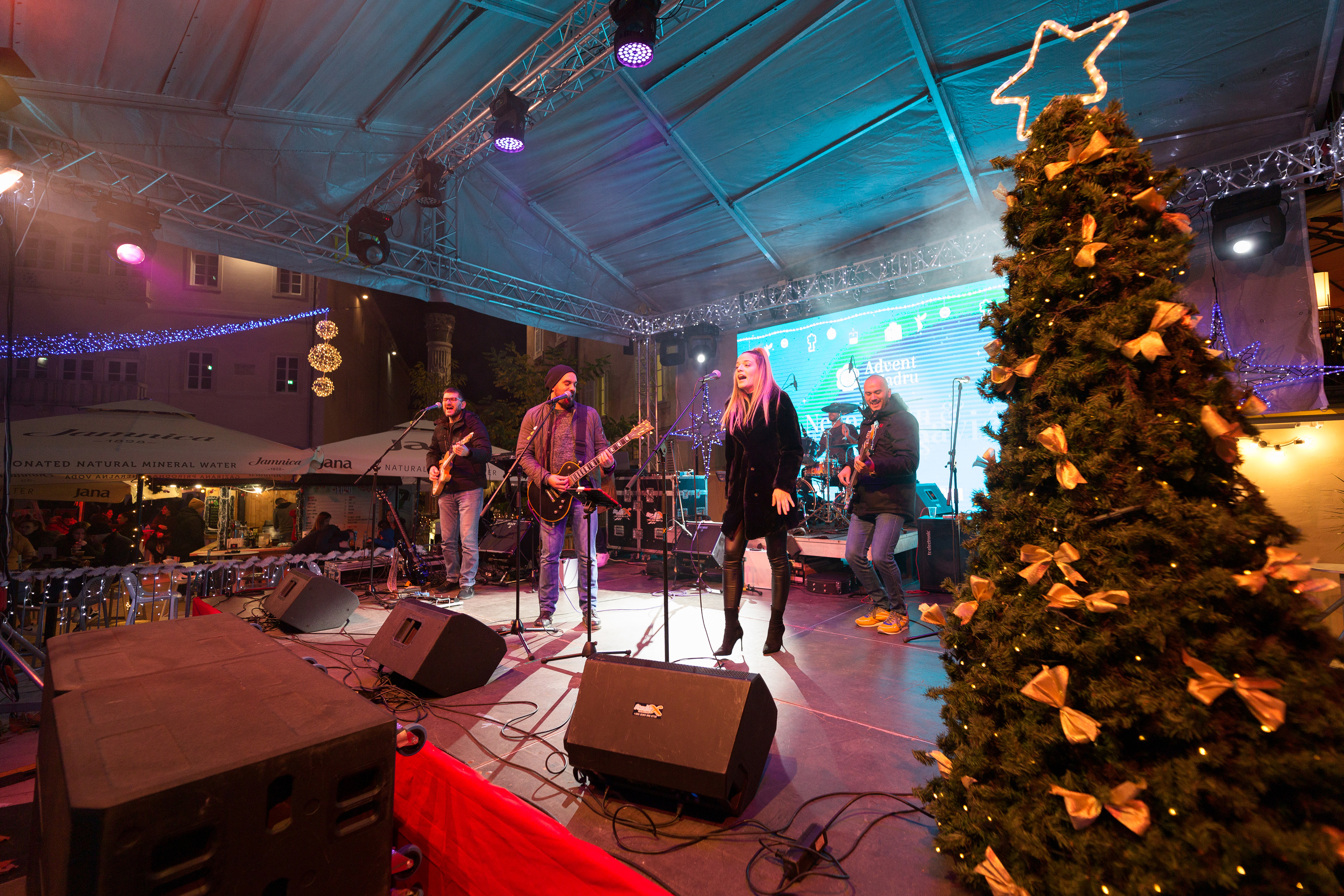 Sveti Nikola i bend Zaratino razveselili i zabavili posjetitelje Sveti Nikola i bend Zaratino razveselili i zabavili posjetitelje