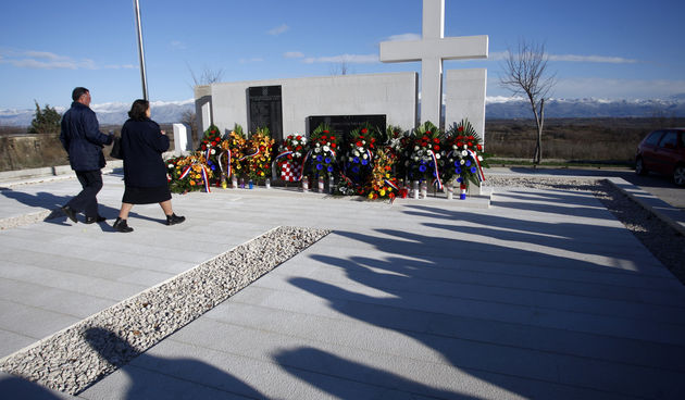 Povodom Dana obrane Opcine Policnik danas je u organizaciji Udruge dragovoljaca Domovinskog rata i Opcine policnik u Suhovarima kraj Zadra svecano otkriveno spomen obiljezje svim hrvatskim braniteljima poginulim za slobodu Policnika. Na ploci je upisano i