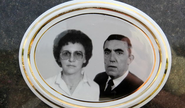 Virovitica, 270510. Povratnici iz Belgije bracni par Ante Galic i Ana Satler jucer su pronadjeni  krvavi i zapaljeni u svojoj kuci u ulici A. Cesarca. Patolog viroviticke bolnice utvrdio je da je supruga ubodena nozem devet puta, a suprug deset puta po ci