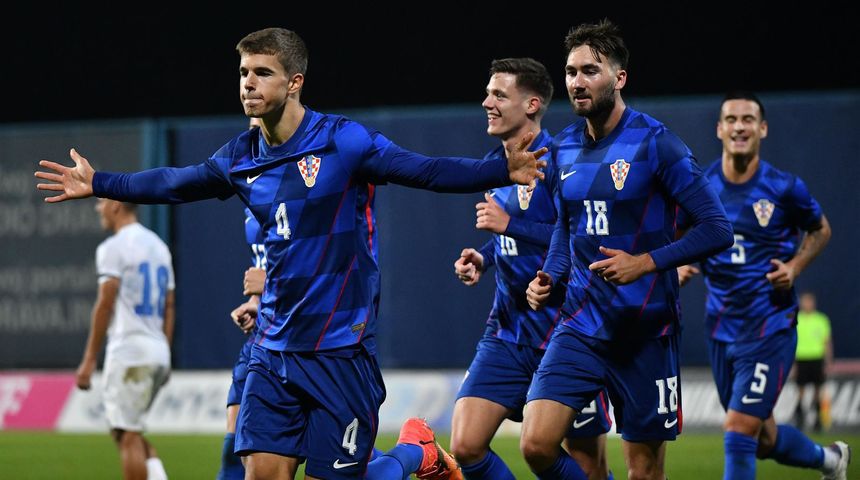 Kvalifikacije za UEFA Europsko U-21 prvenstvo, skupina G, Hrvatska – Grcka. Nogometasi Hrvatske slave pogodak Luke Vuskovica za vodstvo 3:2. Luka Vuskovic, Dion Drena Beljo Kvalifikacije za UEFA Europsko U-21 prvenstvo, skupina G, Hrvatska – Grcka. Nogometasi Hrvatske slave pogodak Luke Vuskovica za vodstvo 3:2. Luka Vuskovic, Dion Drena Beljo