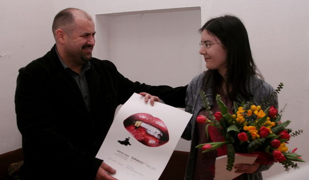 Lukovdol, 210311. Zadranka Martina Vidaic u Lukovdolu je na manifestaciji “Goranovo proljece” primila nagradu namjenjenu mladim pjesnicima. Nagradu joj je urucio predsjednik manifestacije Ivica Prtenjaca. Foto: Mario Pusic / Cropix