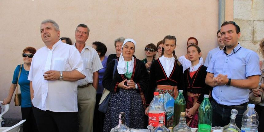 Prečani se oprostili od don Zvonimira Ćorića koji odlazi u Los Angeles. Foto: Naši školji Prečani se oprostili od don Zvonimira Ćorića koji odlazi u Los Angeles. Foto: Naši školji
