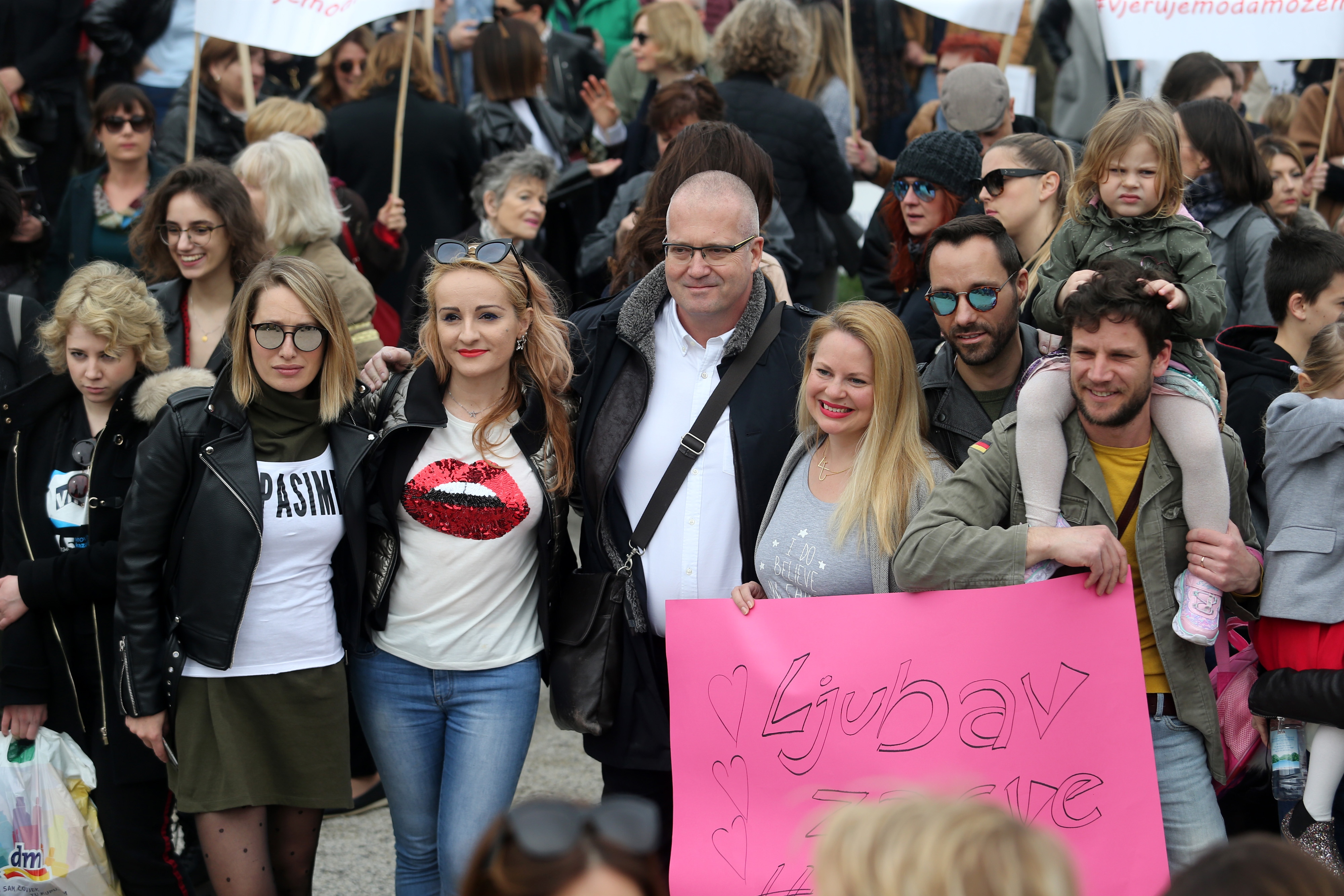 Prosvjed #spasime: Tomislavov trg u Zagrebu pun ljudi, došao i Plenković Prosvjed #spasime: Tomislavov trg u Zagrebu pun ljudi, došao i Plenković