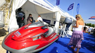 Sibenik ,160910.
Marina Mandalina
Treci Adriatic Boat Show otvoren i traje 4 dana u kojem ce posjetitelji imati priliku vidjeti preko 150 plovila i preko 175 standova sa ponudom svega vezanog more i brodove
na slici skuter na standu.
Foto: Niksa Stipanice