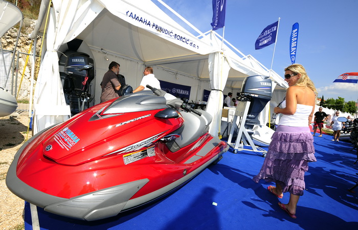 Sibenik ,160910.
Marina Mandalina
Treci Adriatic Boat Show otvoren i traje 4 dana u kojem ce posjetitelji imati priliku vidjeti preko 150 plovila i preko 175 standova sa ponudom svega vezanog more i brodove
na slici skuter na standu.
Foto: Niksa Stipanice