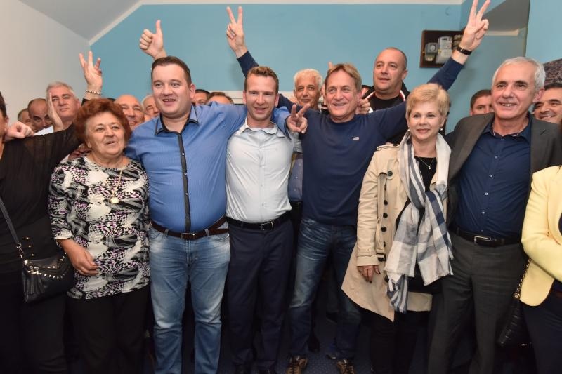 Zadar – Bozidar Kalmeta u stranackim prostorijama HDZ-a pratio rezultate izbora. Photo: Dino Stanin/PIXSELL