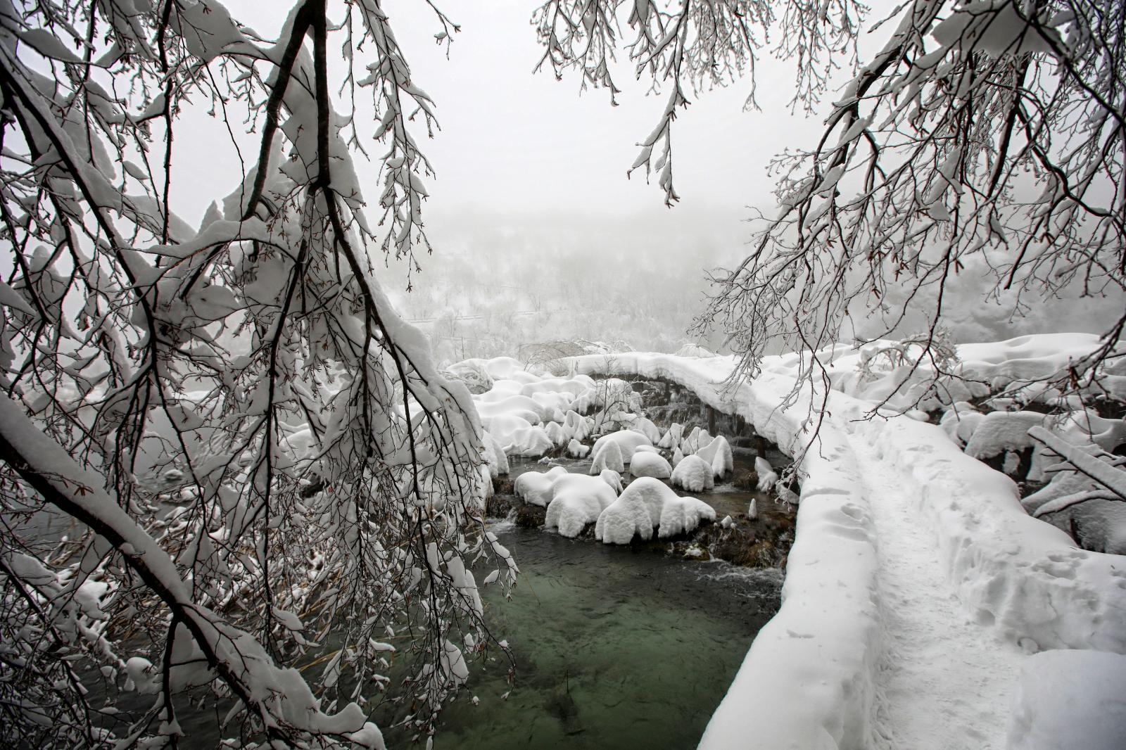 Zimska idila na snijegom prekrivenim Plitvičkim jezerima Zimska idila na snijegom prekrivenim Plitvičkim jezerima