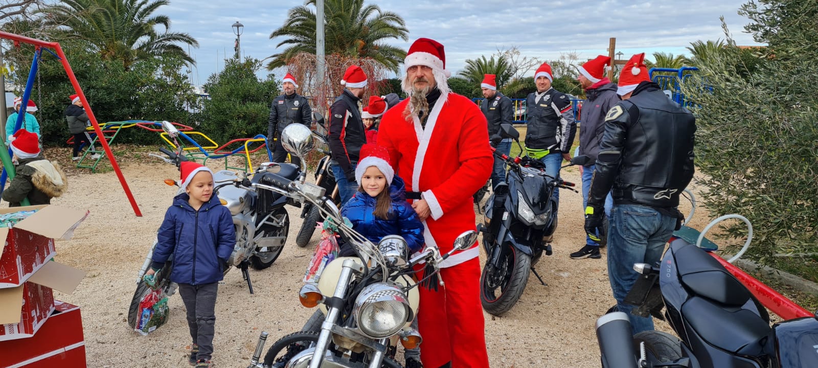 Bibinje: Moto mrazovi razveselili mališane Bibinje: Moto mrazovi razveselili mališane