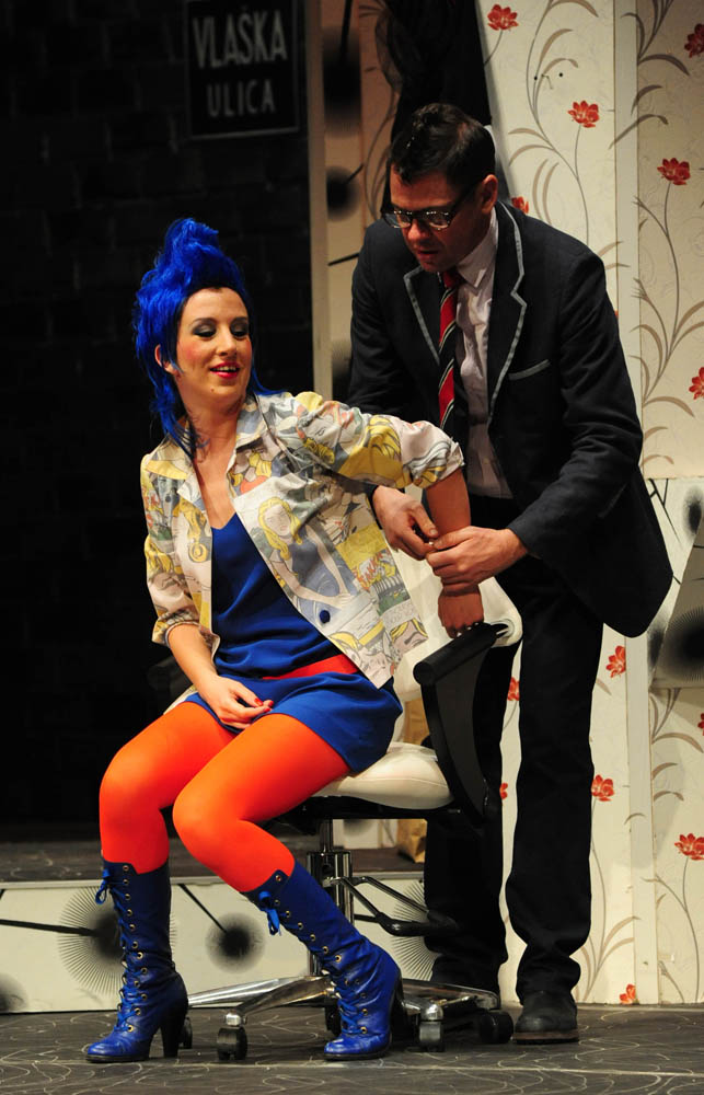 Zadar, 4.12.2012. snimio: Nenad Marčev
Zagrebačko gradsko kazalište Komedija
Paul Pörtner
Čisto ludilo
redateljica: Nina Kleflin
igraju: Vid Balog, Nina Kaić Madić,
Igor Mešin, Damir Lončar, Saša Buneta,
Jasna Palić Picukarić
Velika dv Zadar, 4.12.2012. snimio: Nenad Marčev
Zagrebačko gradsko kazalište Komedija
Paul Pörtner
Čisto ludilo
redateljica: Nina Kleflin
igraju: Vid Balog, Nina Kaić Madić,
Igor Mešin, Damir Lončar, Saša Buneta,
Jasna Palić Picukarić
Velika dv