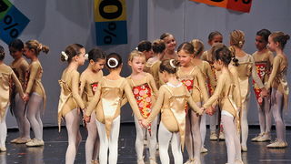 Plesna udruga Gesta: Božićni šoping u SuperOvoj, Foto: Željko Karavida Plesna udruga Gesta: Božićni šoping u SuperOvoj, Foto: Željko Karavida