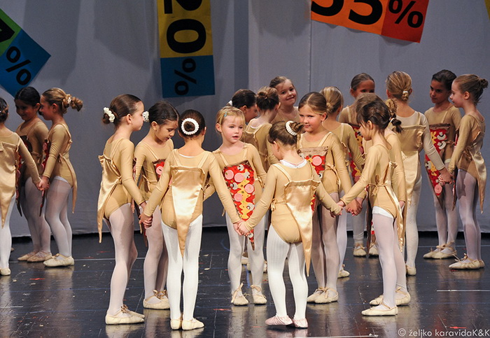 Plesna udruga Gesta: Božićni šoping u SuperOvoj, Foto: Željko Karavida Plesna udruga Gesta: Božićni šoping u SuperOvoj, Foto: Željko Karavida