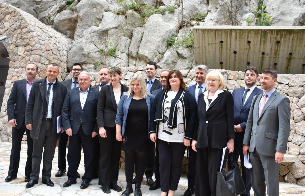 Potpisivanje ugovora u prezentacijskom centru “Podzemni grad Paklenice” NP Paklenica Potpisivanje ugovora u prezentacijskom centru “Podzemni grad Paklenice” NP Paklenica