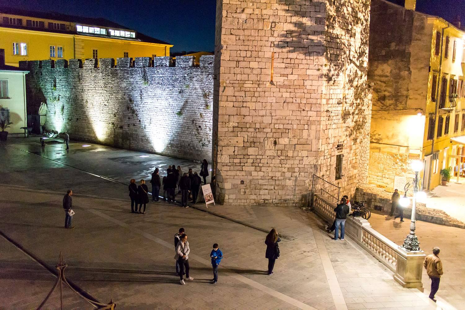 Galerija Kapetanova kula: Svečano otvorenje izložbe “Rastočeno vrime” Stipe Suraća. Foto: Mladen Radolović Mrlja Galerija Kapetanova kula: Svečano otvorenje izložbe “Rastočeno vrime” Stipe Suraća. Foto: Mladen Radolović Mrlja
