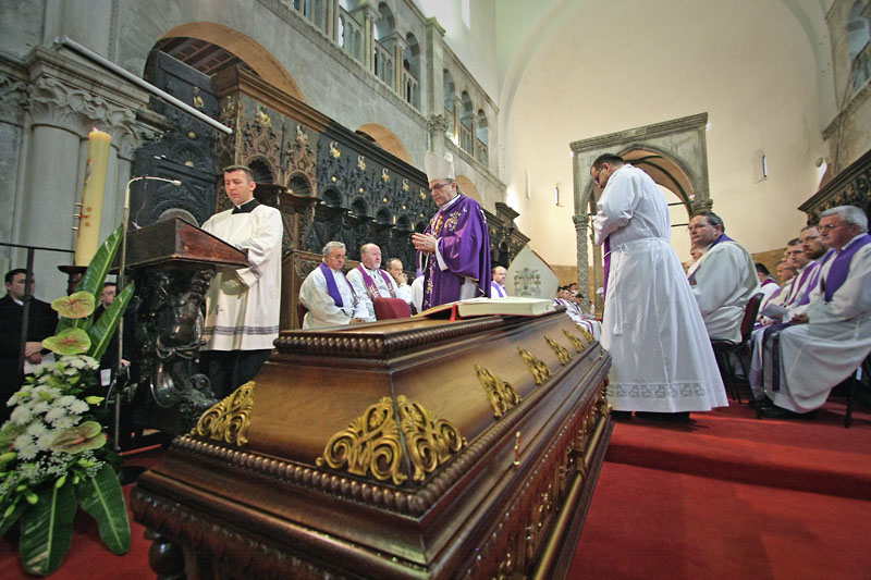 Posljednji ispraćaj nadbiskupa Ivana Prenđe (foto: Marin Gospić)
