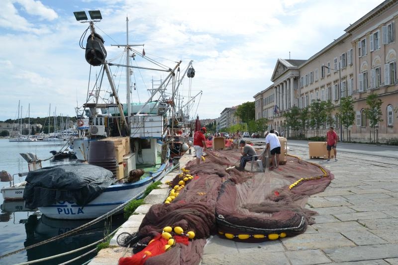 Krpanje ribarske mriže posao koji se sve manje viđa uz obalu Jadrana. Photo: Ivo Čagalj/PIXSELL Krpanje ribarske mriže posao koji se sve manje viđa uz obalu Jadrana. Photo: Ivo Čagalj/PIXSELL