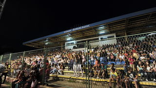 Sibenik, 030612.
Stadion Subicevac.
Veceras je odrzan humanitarni koncert “Sibenska srca za nasu dicu” na kojem su prikupljana sredstva za lijecenje djece oboljele od malignih bolesti. Koncert je vodila poznata glumica Doris Pincic, a nastupile su mnoge e Sibenik, 030612.
Stadion Subicevac.
Veceras je odrzan humanitarni koncert “Sibenska srca za nasu dicu” na kojem su prikupljana sredstva za lijecenje djece oboljele od malignih bolesti. Koncert je vodila poznata glumica Doris Pincic, a nastupile su mnoge e